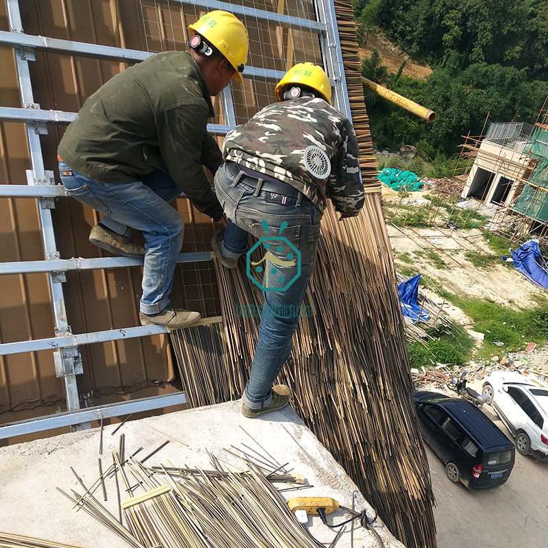 Instalação de cobertura de palha de junco artificial para resort de parque temático